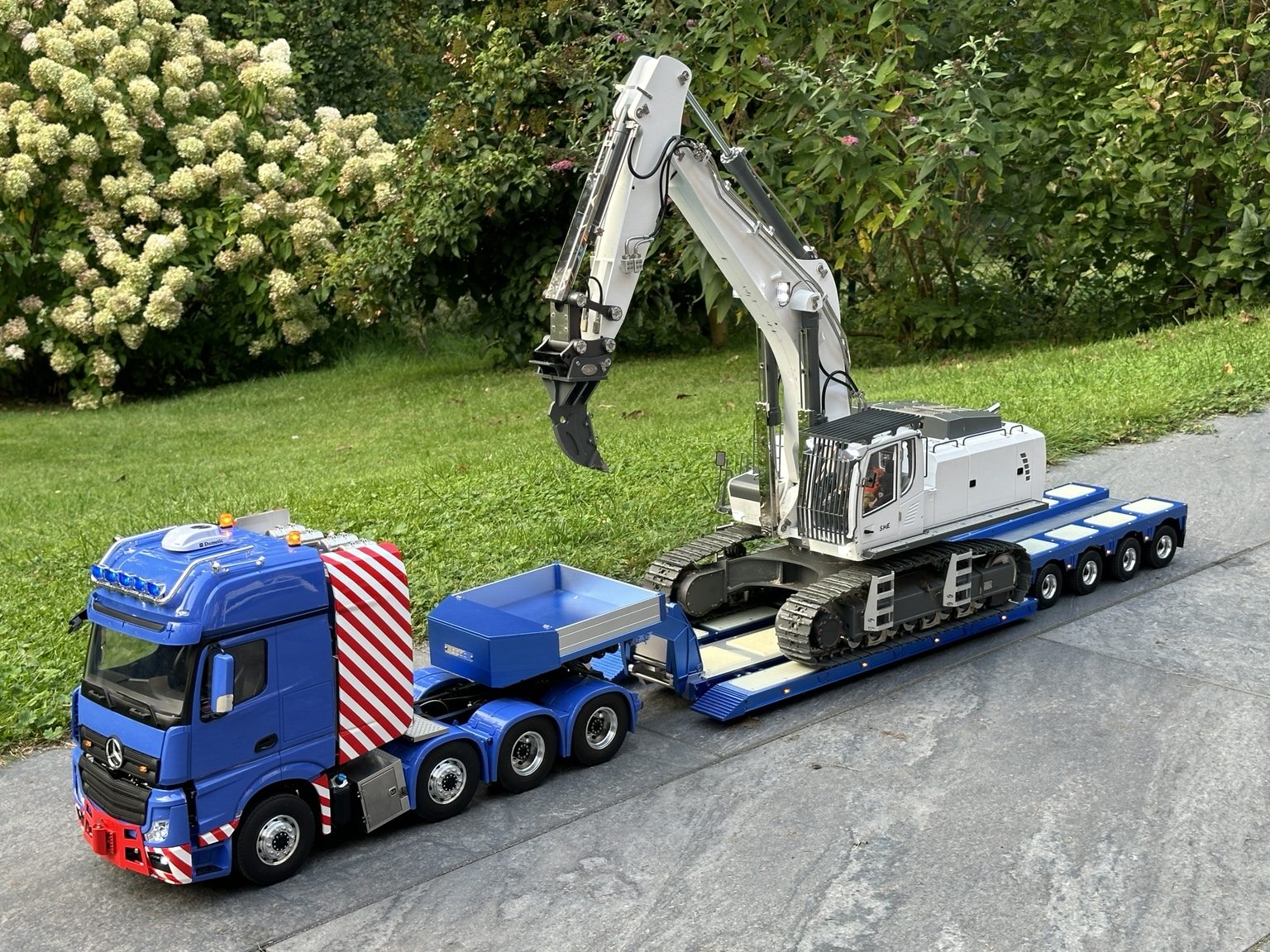 Blauer Schwertransport mit Raupenbagger