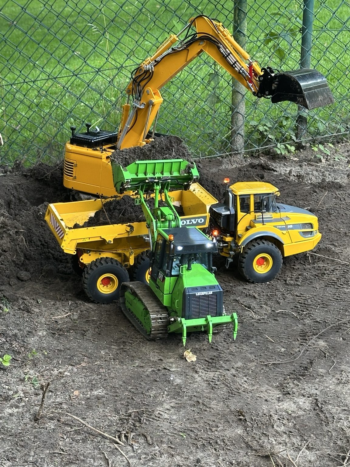 Volvo Dumper, Bagger und CAT Raupenlader