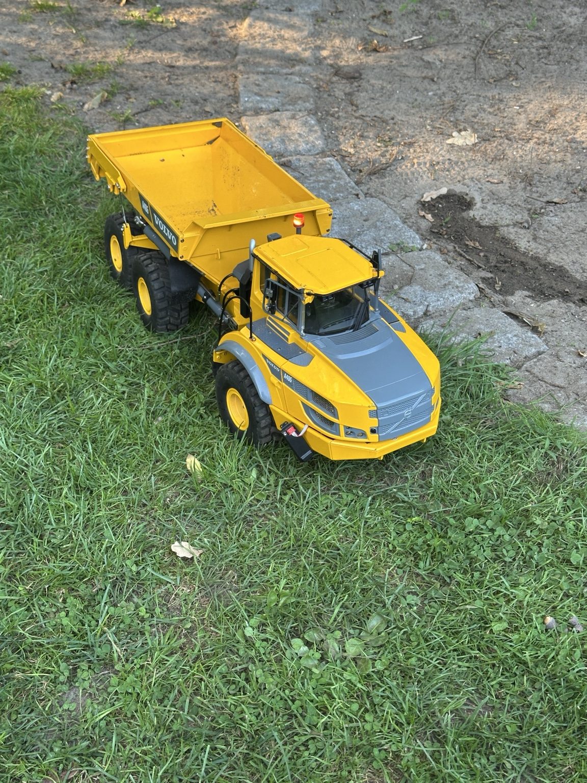 Volvo Dumper auf Rasen